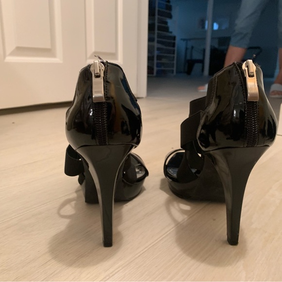 BCBG Paris Stretchy Platform Black Heels - Size 8.5 - Picture 4 of 4